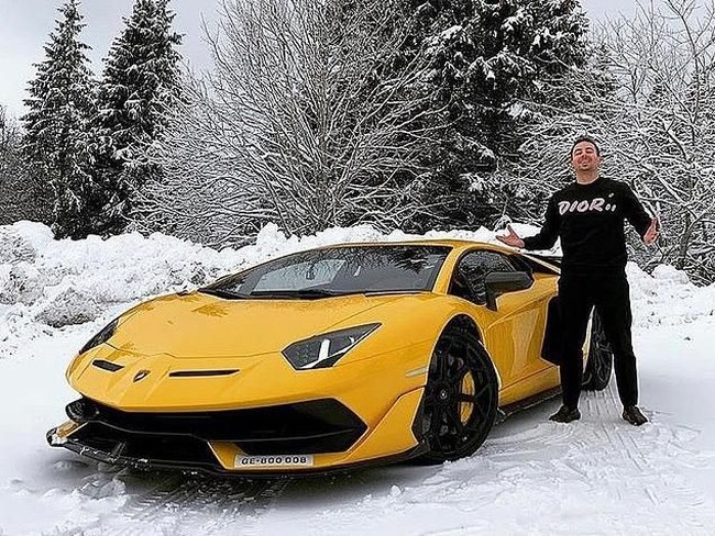 Alexandre Mourreau dari Jenewa, Swiss, membagikan momen saat liburan di perbukitan bersalju. Mobil Lamborghini Aventador SVJ kuning tampak mendampinginya di foto liburan. Foto: Instagram