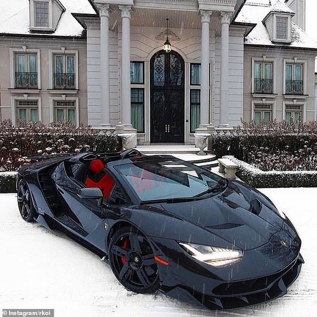 Akun Rich Kids of Instagram mem-posting foto sports car hitam Lamborghini yang diparkir di depan rumah mewah. Di tengah salju putih, mobil hitam ceper ini memang terlihat menonjol. Foto: Instagram