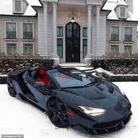 Akun Rich Kids of Instagram mem-posting foto sports car hitam Lamborghini yang diparkir di depan rumah mewah. Di tengah salju putih, mobil hitam ceper ini memang terlihat menonjol. Foto: Instagram