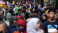 Pengunjung tampak ramai.