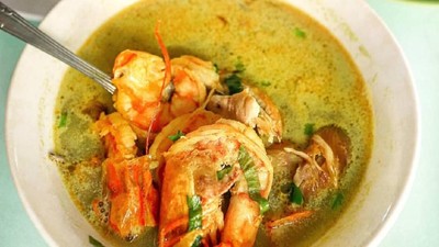 Dingin-dingin Enaknya Sarapan Soto Udang yang Gurih Mantap
