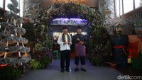 Jemaat Gereja Santo Servatius mengenakan pakaian adat Betawi saat ibadah misa natal di Paroki Kampung Sawah, Jati Ranggon, Kota Bekasi, Jawa Barat, Rabu (25/12/2019).