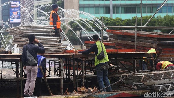Panggung untuk Perayaan Malam Tahun Baru Mulai Dibangun