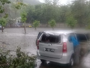 Hujan Es Disertai Angin Kencang Acak-acak Kota Kediri