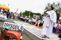 Jemaat GKI Yasmin dan HKBP Filadelfia menggelar Natal di seberang Istana