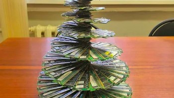 Ini cocok sepertinya buat pohon natal anak IT. Foto: via 9Gag