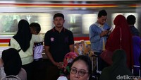 Para penumpang menunggu kereta datang.