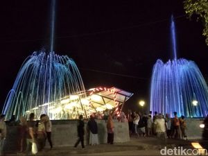 Viral Air Mancur Warna-warni di Pantai Pangandaran