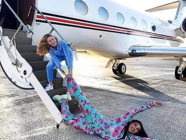 Akun Instagram @brittgastinea yang berasal dari Amerika Serikat memperlihatkan liburan mewahnya. Dua wanita terlihat naik pesawat jet pribadi hanya untuk menikmati pesta. Foto: Instagram