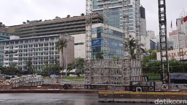 Beberapa tiang yang akan dibuat panggung