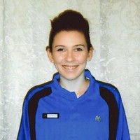 Wanita asal Las Vegas, Amanda Nicole Martin dulunya bekerja di McDonalds di mana ia mengenakan seragam lusuh untuk melayani pelanggan. Amanda tak suka menghabiskan waktu untuk berdandan dan lebih suka mengikat cepol rambutnya. Foto: Instagram