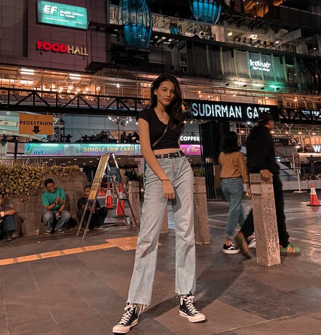 Memakai celana denim berpotongan high waist membuat kaki Lania Fira tampak semakin jenjang. Apalagi dia memadukannya dengan atasan crop top. Mengenai kedekatannya dengan Ariel, Lania mengatakan sosok vokalis Noah itu memang sangat friendly. Dia pun kagum pada mantan kekasih Luna Maya tersebut. Foto: Dok. Instagram Lania Fira