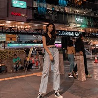 Memakai celana denim berpotongan high waist membuat kaki Lania Fira tampak semakin jenjang. Apalagi dia memadukannya dengan atasan crop top. Mengenai kedekatannya dengan Ariel, Lania mengatakan sosok vokalis Noah itu memang sangat friendly. Dia pun kagum pada mantan kekasih Luna Maya tersebut. Foto: Dok. Instagram Lania Fira