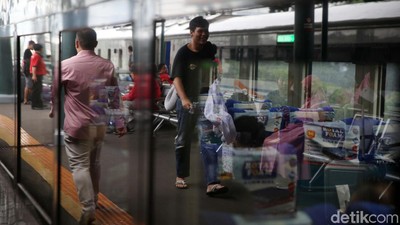 Libur Nataru, Stasiun Gambir Dipadati Penumpang
