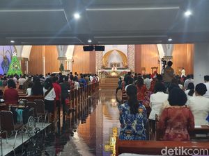 Semangat Jemaat Rayakan Natal Perdana di Gereja Santa Clara Bekasi