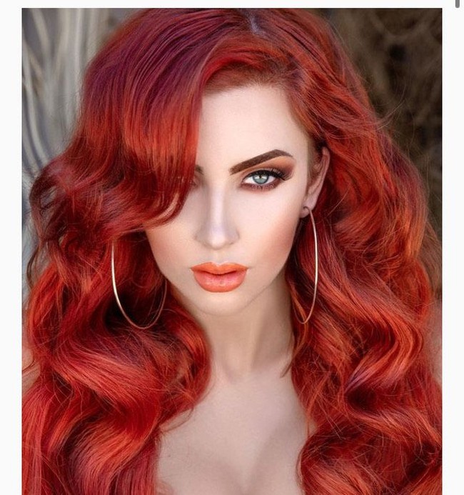 Berbeda dengan sosoknya saat ini, Amanda sangat memperhatikan dan menata dirinya. Ia bahkan tak bisa tanpa mengenakan makeup. Foto: Instagram