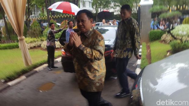 Menhan Prabowo Subianto menghadiri open house Natal di rumah dinas Menko Kemaritiman dan Investasi Luhut Pandjaitan.