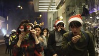 Sejumlah warga yang tengah merayakan malam natal dievakuasi. AP Photo/Kin Cheung.