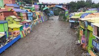 Hingga saat ini, air masih menenggelamkan bibir sungai yang berbatasan langsung dengan pemukiman warga.