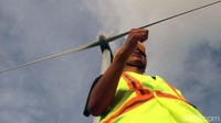 Wisata kincir angin dikelola oleh warga sekitar melalui badan usaha milik desa.
