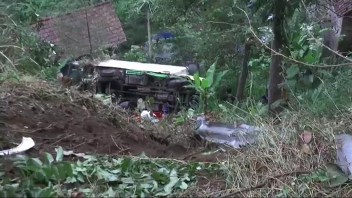 Sopir Tak Kuasai Medan Truk Angkut Susu Jatuh Ke Jurang Di Sopir Tak Kuasai Medan Truk Angkut Susu Jatuh Ke Jurang Di
