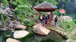 Foto: Hanya di Probolinggo, Air Terjun Punya Kolam Ikan Koi