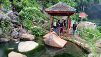 Keindahan air terjun Guyangan, semakin cantik dengan adanya kolam Ikan Koi lengkap dengan Gazebo di sampingnya. (M Rofiq/detikcom)