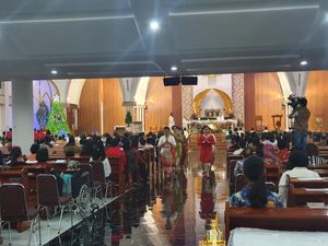 Potret Sukacita Jemaat Rayakan Natal Perdana di Gereja Santa Clara Bekasi