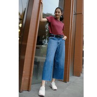 Lania Fira selalu suka tampil casual. Casual day equals heaven! Selalu gak pernah salah deh kalo pake kaos sama Jeans. Bikin look tuh jadi kaya cuek-cuek tapi keren gitu, kata aktris yang film terbarunya Rasuk 2 akan tayang pada Januari 2020 itu. Foto: Dok. Instagram Lania Fira