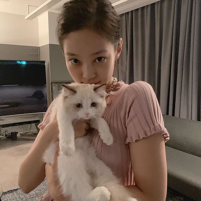 Untuk menghindari mata berkantung dan tampak bengkak, Jennie menghindari konsumsi makanan tinggi garam. Sebab kandungan sodium dalam garam bisa menyebabkan penumpukan cairan di bawah kulit yang membuat wajah terlihat sembap. Foto: Instagram/@jennierubyjane