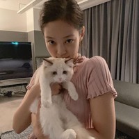 Untuk menghindari mata berkantung dan tampak bengkak, Jennie menghindari konsumsi makanan tinggi garam. Sebab kandungan sodium dalam garam bisa menyebabkan penumpukan cairan di bawah kulit yang membuat wajah terlihat sembap. Foto: Instagram/@jennierubyjane