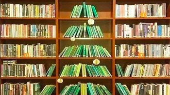 Murah meriah dan tentunya terasa banget aura natalnya dari buku-buku serba hijau ini. Foto: via 9Gag