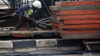 Pekerja menyiapkan jaringan listrik untuk kemeriahan menyambut tahun baru.