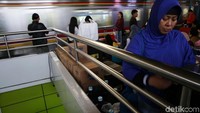 Mereka akan bepergian dengan kereta api untuk mengisi libur Natal dan Tahun Baru ini.