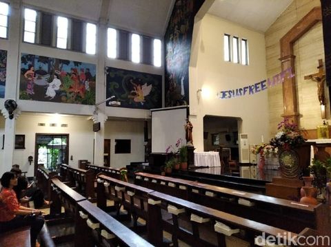 Viral! Wanita Berjilbab Ucapkan Selamat Natal di Gereja Kotabaru Yogya