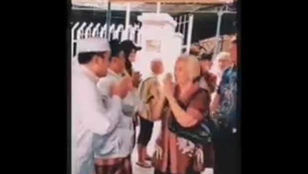 Viral! Wanita Berjilbab Ucapkan Selamat Natal di Gereja Kotabaru Yogya