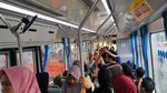 Melihat Antusias Warga Jajal Bus Listrik di Monas