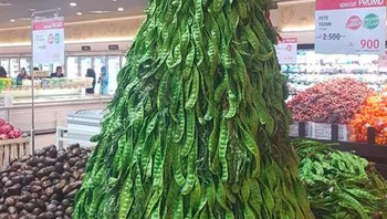 Wah ada-ada saja pohon natal yang satu ini. Foto: via 9Gag