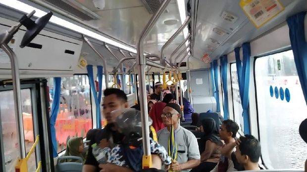 Warga antusias menjajal bus listrik.