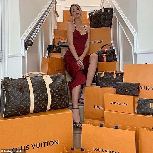 Alissa Violet, diyakini berasal dari Amerika Serikat, memamerkan tumpukan kado Natal berupa lusinan tas Louis Vuitton berbagai model. Mulai dari tipe tote bag, satchel sampai tas traveling. Foto: Instagram