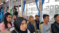 Kursi bus listrik yang berwarna kuning tampak dipadati warga yang tengah berlibur di Hari Natal ini. Foto: Wilda/detikcom
