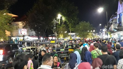 Penuh Sesak Wisatawan Malioboro di Malam Pertama Libur Natal