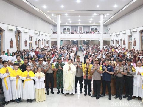 Kunjungan polisi dan TNI Tuban ke gereja saat Natal/
