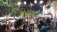 Pada plakat jalan Malioboro, tampak puluhan wisatawan mengantre untuk berswafoto dengan latar belakang plakat tersebut (Foto: Pradito Rida Pertana/detikcom)