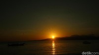 Pantai Grand Watudodol (GWD) dinobatkan sebagai peraih Indonesian Sustainable Tourism Award (ISTA) pada tahun 2019. Kita bisa melihat sunrise of Java atau matahari terbit dari ujung timur Pulau Jawa (Foto: Ardian Fanani/detikcom)