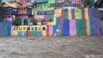 Kampung Warna-warni dan Meluapnya Sungai Brantas