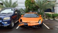 Supercar tersebut mengalami kerusakan di bagian bumper akibat kecelakaan. Saat disita polisi pun mobil tersebut sudah dalam keadaan rusak.