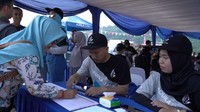 Salah seorang nasabah dan calon pembeli rumah newah untuk milenial ini mendengarkan penjelasan dari marketing akan perumahan Aqquilla Valley ini. Foto: dok. Aquilla Valley