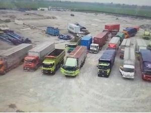 20 Truk Ditahan di Tol Jakarta-Cikampek karena Langgar Jam Operasional