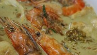 Waduh yang ini udang galah yang besar dan gendur jadi isian soto. Kebayang gurihnya ya? Foto : Instagram @sovifooddiary